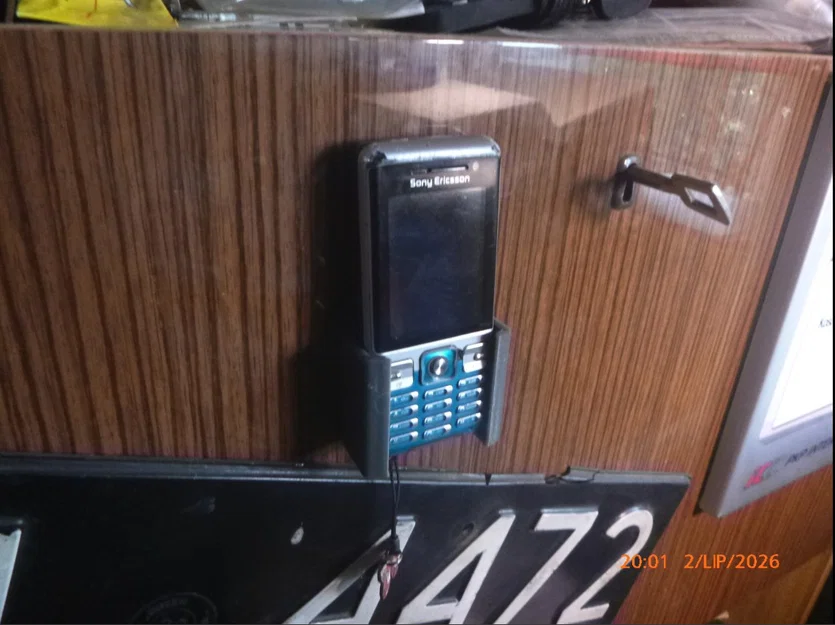 Giá treo điện thoại Sony Ericsson C702 gắn vít chắc chắn - Image 1