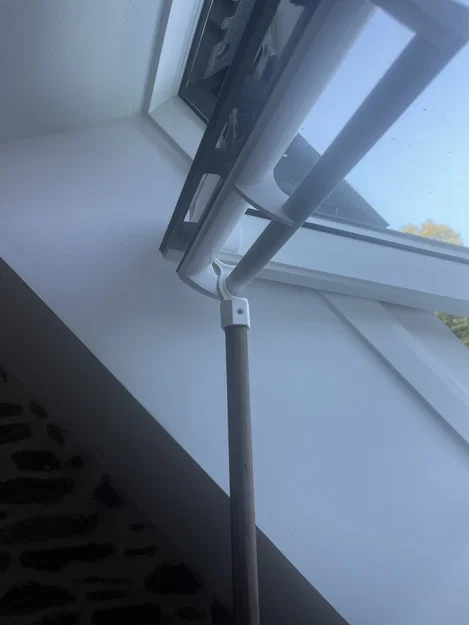 Móc treo Velux Hook tự chế: Giải pháp đóng mở cửa sổ mái dễ dàng - Image 2