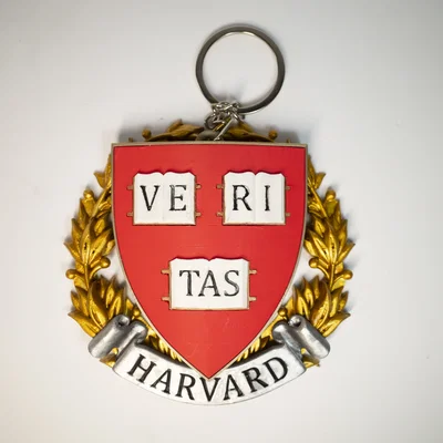 Huy hiệu, Phù hiệu, Biểu trưng trường Harvard, Mặt dây chuyền, Nam châm tủ lạnh