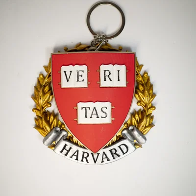Huy hiệu, Phù hiệu, Biểu trưng trường Harvard, Mặt dây chuyền, Nam châm tủ lạnh