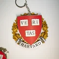Huy hiệu, Phù hiệu, Biểu trưng trường Harvard, Mặt dây chuyền, Nam châm tủ lạnh - Thumbnail 5