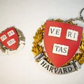 Huy hiệu, Phù hiệu, Biểu trưng trường Harvard, Mặt dây chuyền, Nam châm tủ lạnh - Thumbnail 12