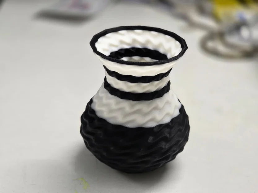 Bình hoa mini Monochrome Ripple – Đồ trang trí kết cấu hai màu - Image 1