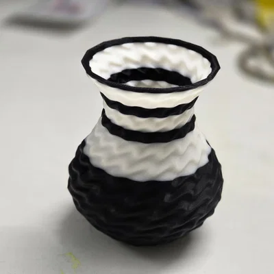 Bình hoa mini Monochrome Ripple – Đồ trang trí kết cấu hai màu