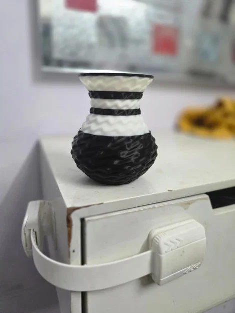 Bình hoa mini Monochrome Ripple – Đồ trang trí kết cấu hai màu - Image 2