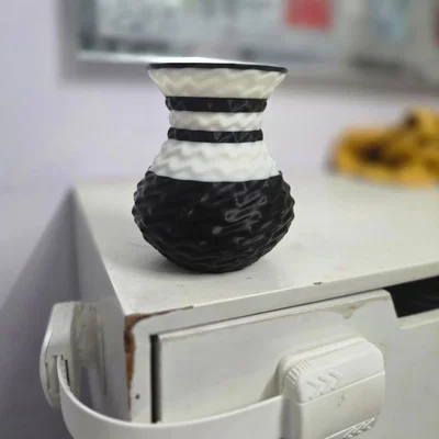 Bình hoa mini Monochrome Ripple – Đồ trang trí kết cấu hai màu