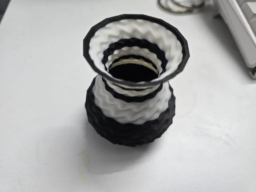 Bình hoa mini Monochrome Ripple – Đồ trang trí kết cấu hai màu - Image 4