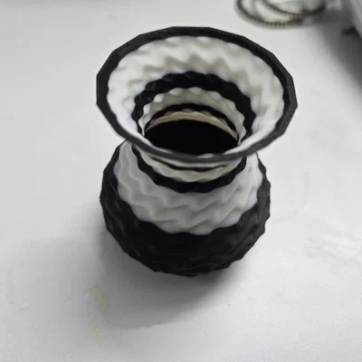 Bình hoa mini Monochrome Ripple – Đồ trang trí kết cấu hai màu