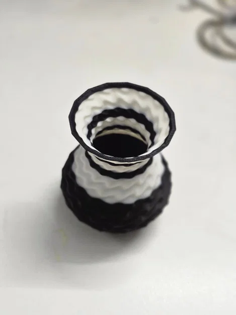 Bình hoa mini Monochrome Ripple – Đồ trang trí kết cấu hai màu - Image 5