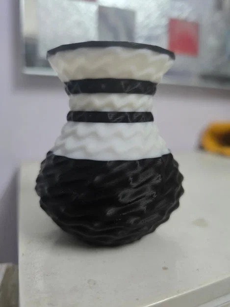 Bình hoa mini Monochrome Ripple – Đồ trang trí kết cấu hai màu - Image 6