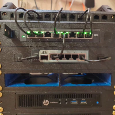 Giá treo rack 10-inch 1U cho MikroTik hEX S với Keystone Jacks