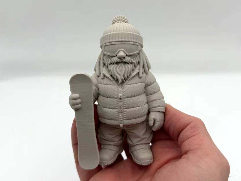 Tượng Chú Lùn Làm Vườn Trượt Tuyết (Snowboard Garden Gnome) - Image 1