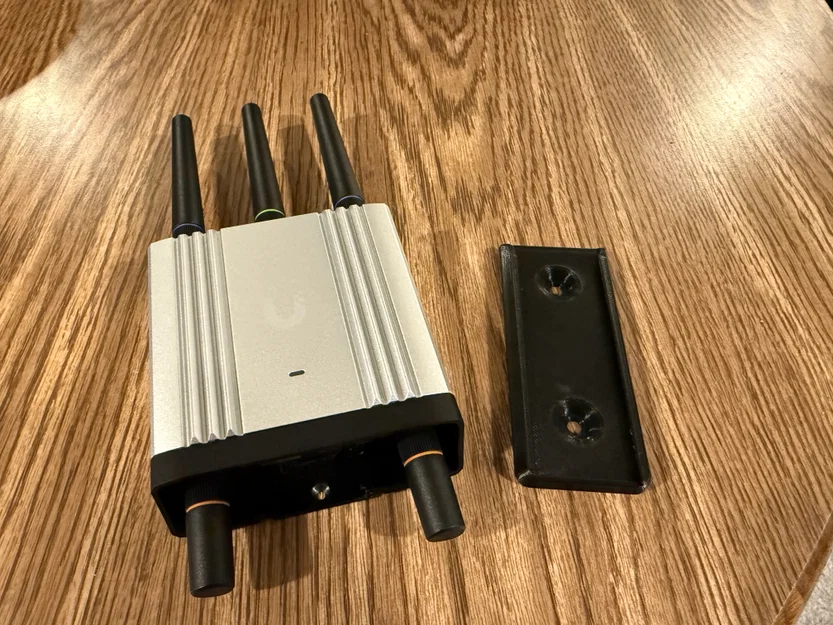 Giá treo tường cho thiết bị Ubiquiti Mobile Router Industrial (UMR-I) - Image 3