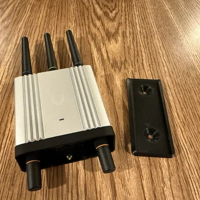 Giá treo tường cho thiết bị Ubiquiti Mobile Router Industrial (UMR-I)