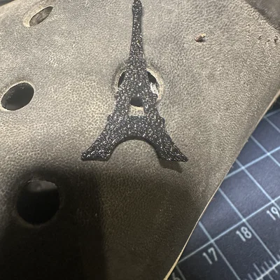 Charm tháp Eiffel cho Crocs