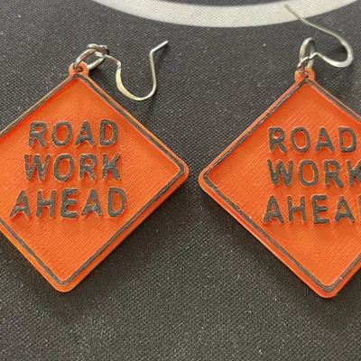 Hoa tai 3D độc lạ hình biển báo Road Work Ahead