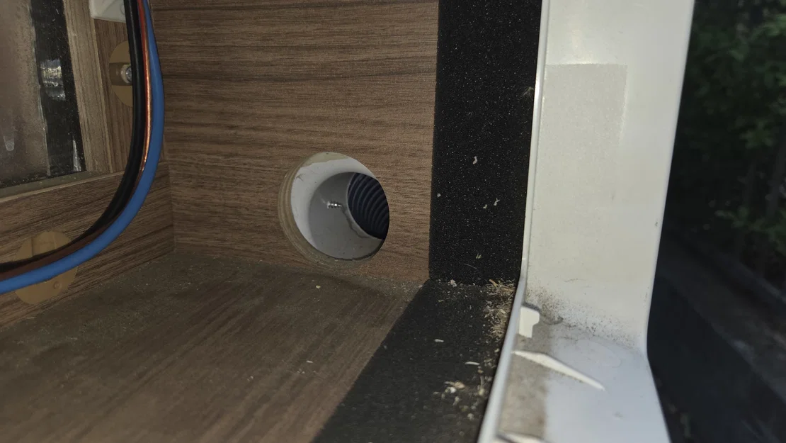 Nắp lưới chắn chuột cho lỗ thông hơi tủ lạnh xe caravan Knaus - Image 2