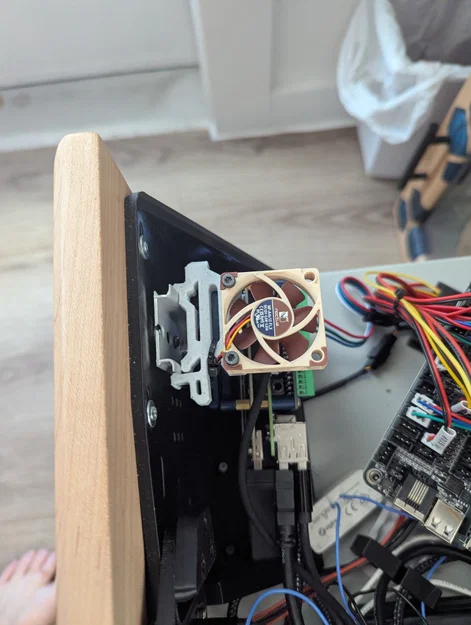 Ngàm gắn quạt tản nhiệt 40mm lên thanh DIN Rail tiện lợi - Image 1