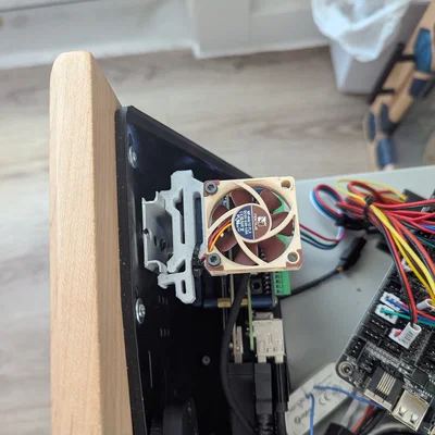 Ngàm gắn quạt tản nhiệt 40mm lên thanh DIN Rail tiện lợi
