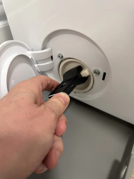 Khay thoát nước và chìa khóa mở lọc máy giặt - Image 3