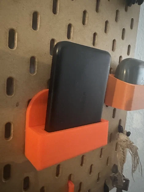 Giá treo sạc Anker Nano Powerbank Slim trên bảng Skadis - Image 1