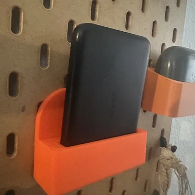 Giá treo sạc Anker Nano Powerbank Slim trên bảng Skadis