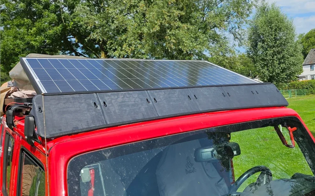 Spoiler chắn gió cho tấm pin mặt trời trên Jeep Wrangler JK - Image 1