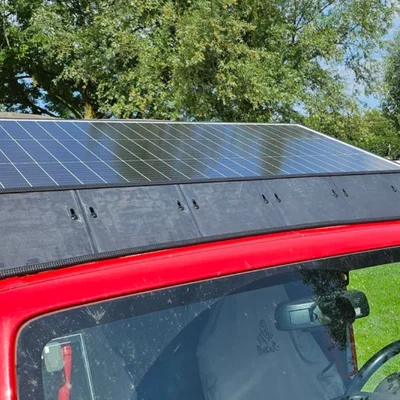 Spoiler chắn gió cho tấm pin mặt trời trên Jeep Wrangler JK