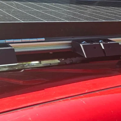Spoiler chắn gió cho tấm pin mặt trời trên Jeep Wrangler JK