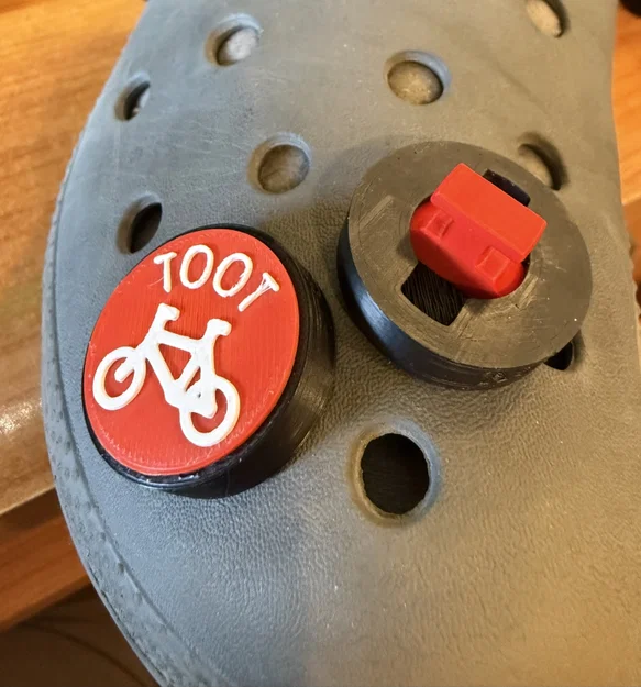 Charm gắn dép Crocs hình nút bấm TOOT của xe Ineos Grenadier - Image 1