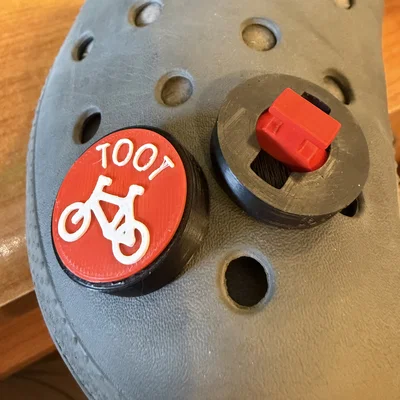 Charm gắn dép Crocs hình nút bấm TOOT của xe Ineos Grenadier