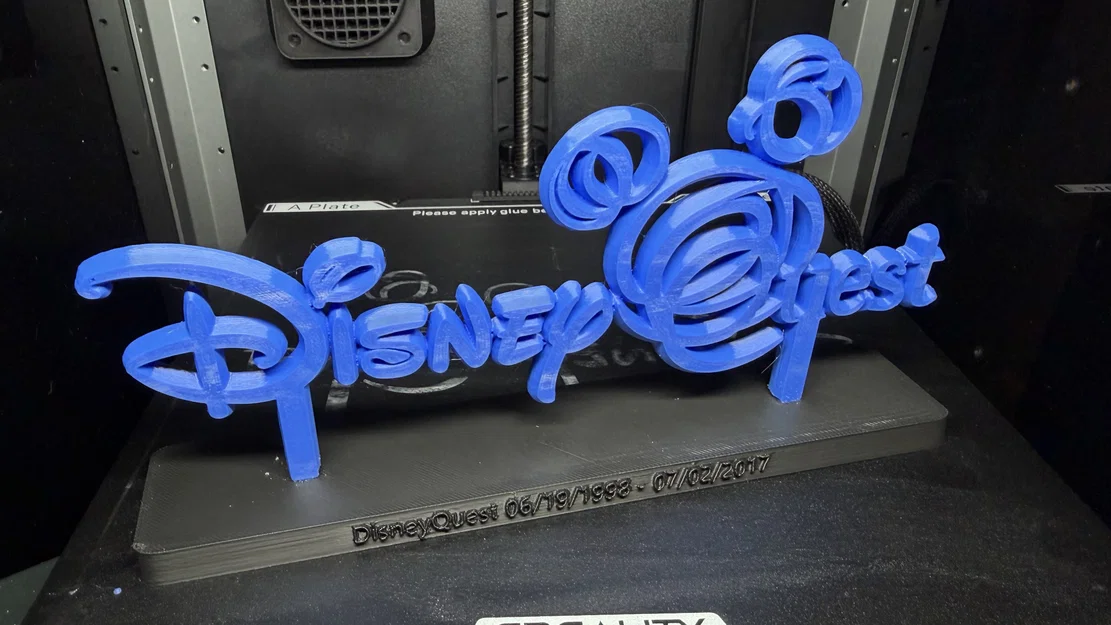 Mô hình bảng hiệu DisneyQuest kèm đế trưng bày hoài niệm - Image 1