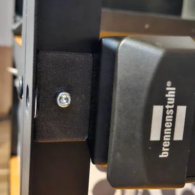 Ngàm gắn ổ cắm Brennenstuhl vào kệ IKEA BROR