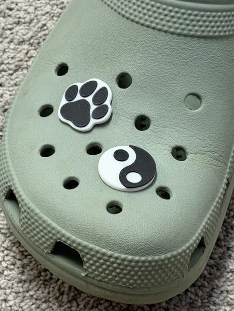 Phụ kiện trang trí giày Crocs hình Dấu chân cún và Âm dương - Image 1