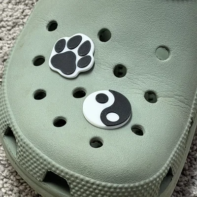 Phụ kiện trang trí giày Crocs hình Dấu chân cún và Âm dương