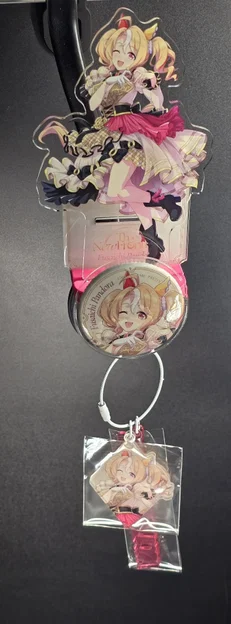 Giá treo tường Otaku Goods: Trưng bày Standee Acrylic và Móc khóa - Image 2