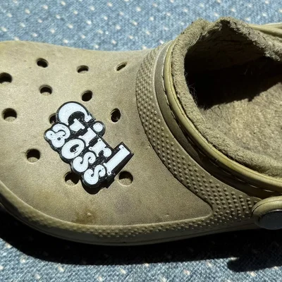 Phụ kiện trang trí dép Crocs - Charm Girl Boss độc đáo