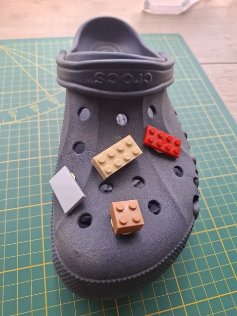 Adapter LEGO gắn dép Crocs - Image 1