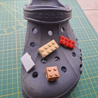 Adapter LEGO gắn dép Crocs