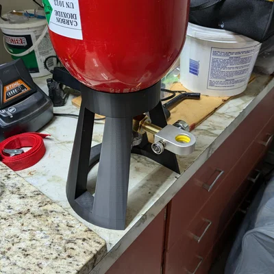 Giá đỡ úp ngược bình CO2 để chiết rót cho các bình nhỏ