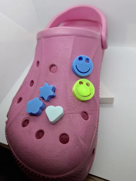 Bộ sưu tập charm hoa, ngôi sao, mặt cười, trái tim và chữ cái cho dép clogs - Image 1