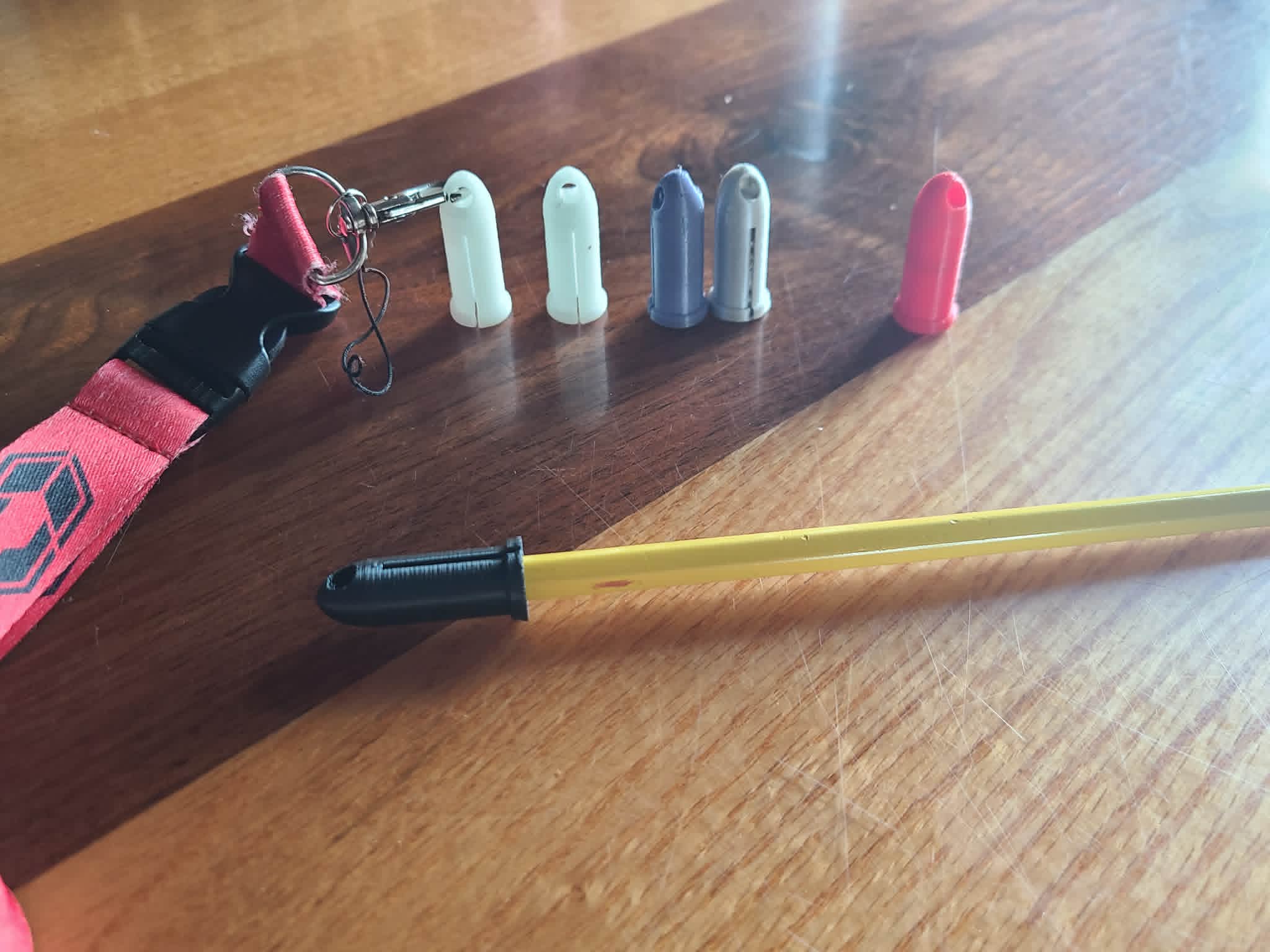 Đầu nối bút chì vào dây đeo (pencil keychain adapter) - In 3D tiện lợi