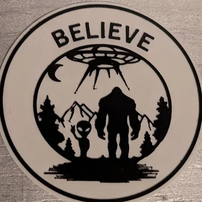 Bảng hiệu trang trí BELIEVE độc đáo với hình ảnh Alien và Bigfoot