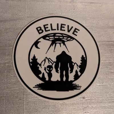 Bảng hiệu trang trí BELIEVE độc đáo với hình ảnh Alien và Bigfoot