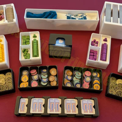 Khay Lisboa Deluxe Edition kèm Upgrade Pack (hỗ trợ bọc sleeve)