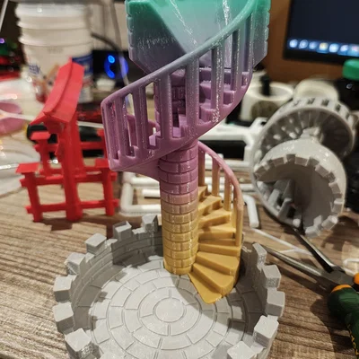 Tháp Đổ Xúc Xắc Hình Cầu Thang Lâu Đài (Castle Stairs Dice Tower)