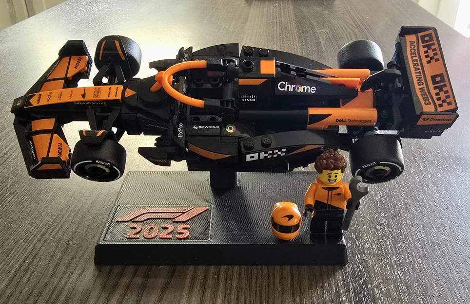 Chân đế trưng bày xe Lego Formula One có bảng tên cực đẹp - Image 1