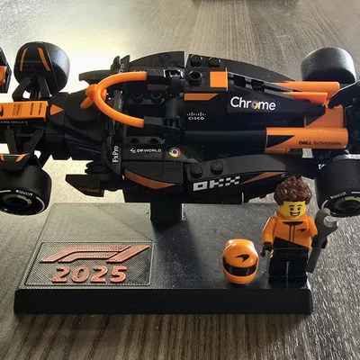 Chân đế trưng bày xe Lego Formula One có bảng tên cực đẹp