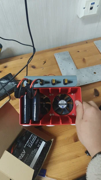 Trạm Sạc Pin 12v REV (REV 12v Battery Charging Station) - Image 3