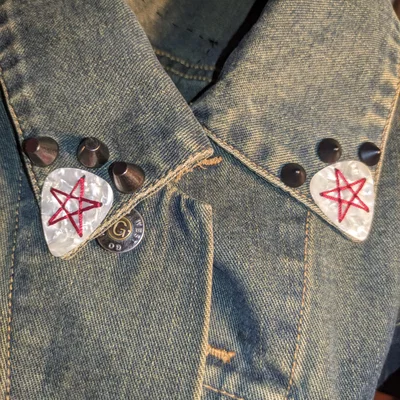 Bộ khuôn (jig) khoan lỗ cho miếng gảy đàn (dùng để đính vào áo battle jacket)